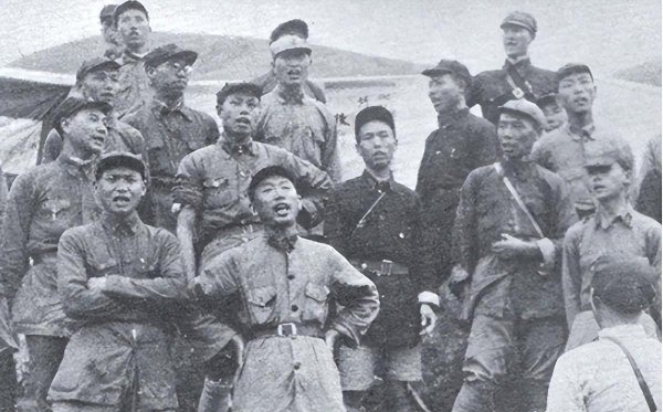 股市配资app官网下载安装 1949年，中将回乡剿匪，人群中意外瞥到母亲：娘，我们失散22年了