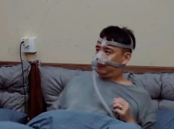 股市配资app官网下载安装 黄磊戴呼吸机睡觉上热搜，医生：已达中重度